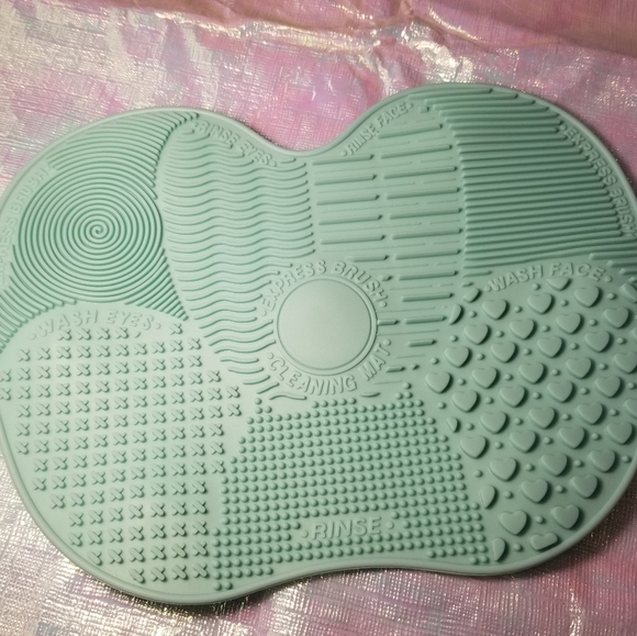 Silicone Brush Mat - Picture 2 of 6